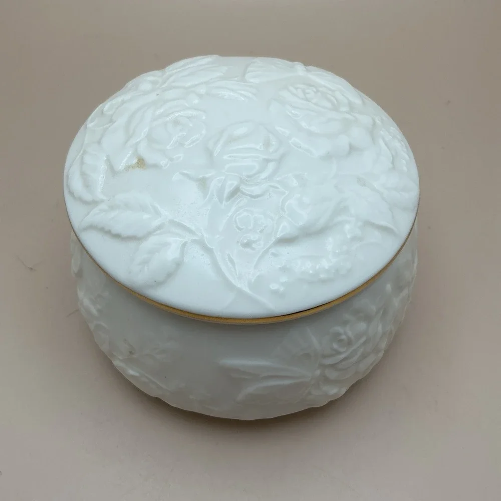 Vintage SFMBC Embossed White Rose Floral Musical Jewelry/Trinket Box